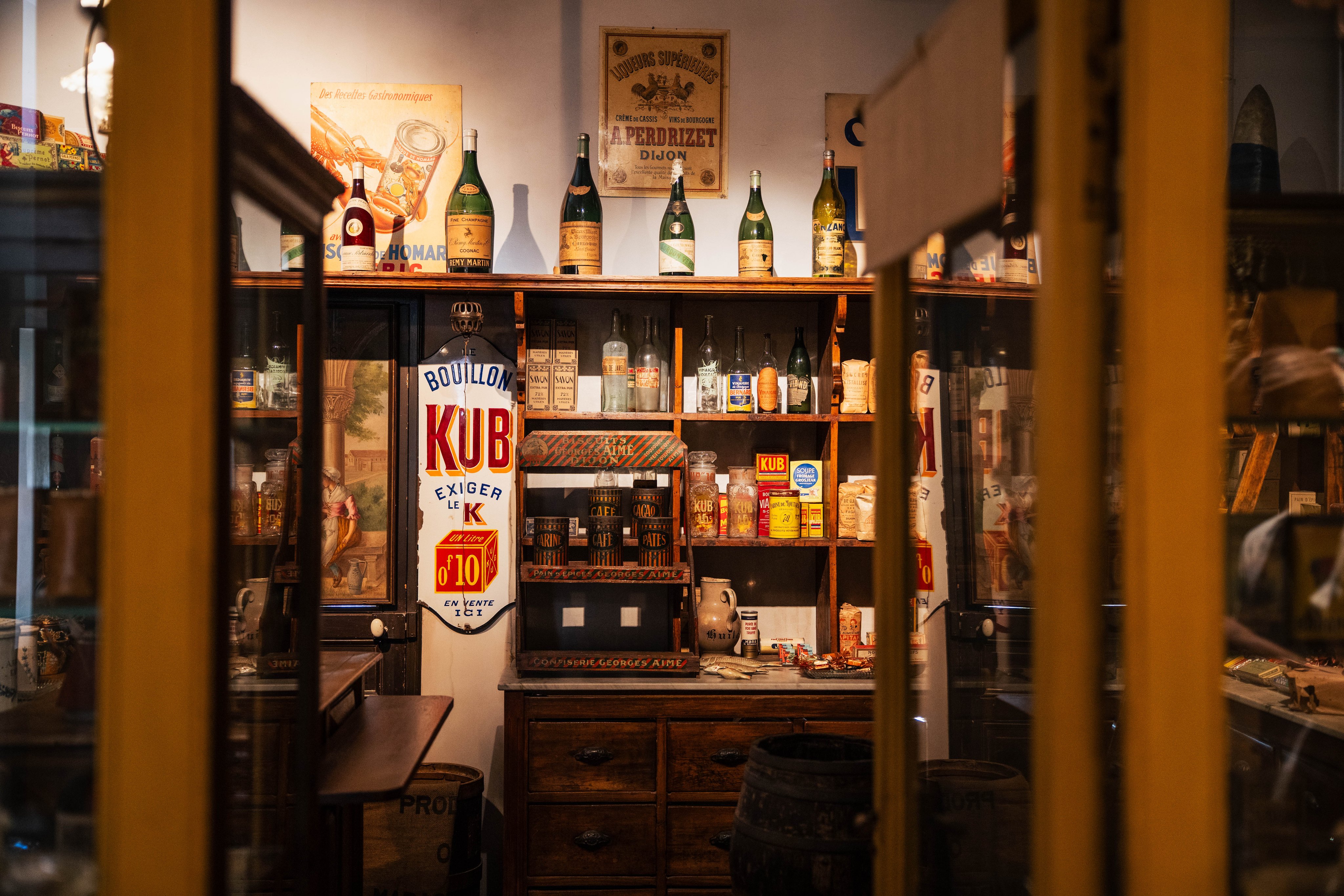  Ripiani con bottiglie di vino e salse. 