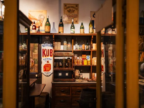 Ripiani con bottiglie di vino e salse.