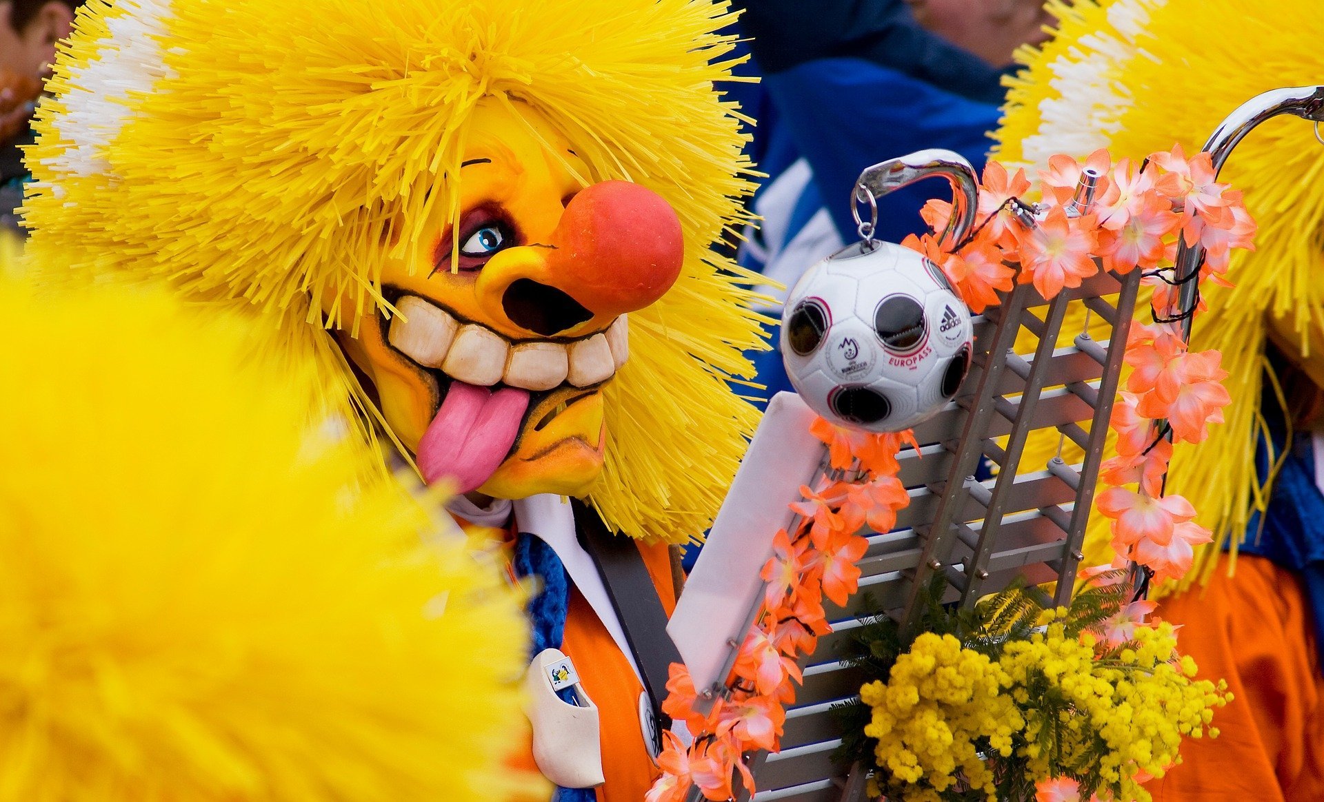 Guggenmusiker mit übergrosser Larve und gelben Haaren an Basler Fasnacht