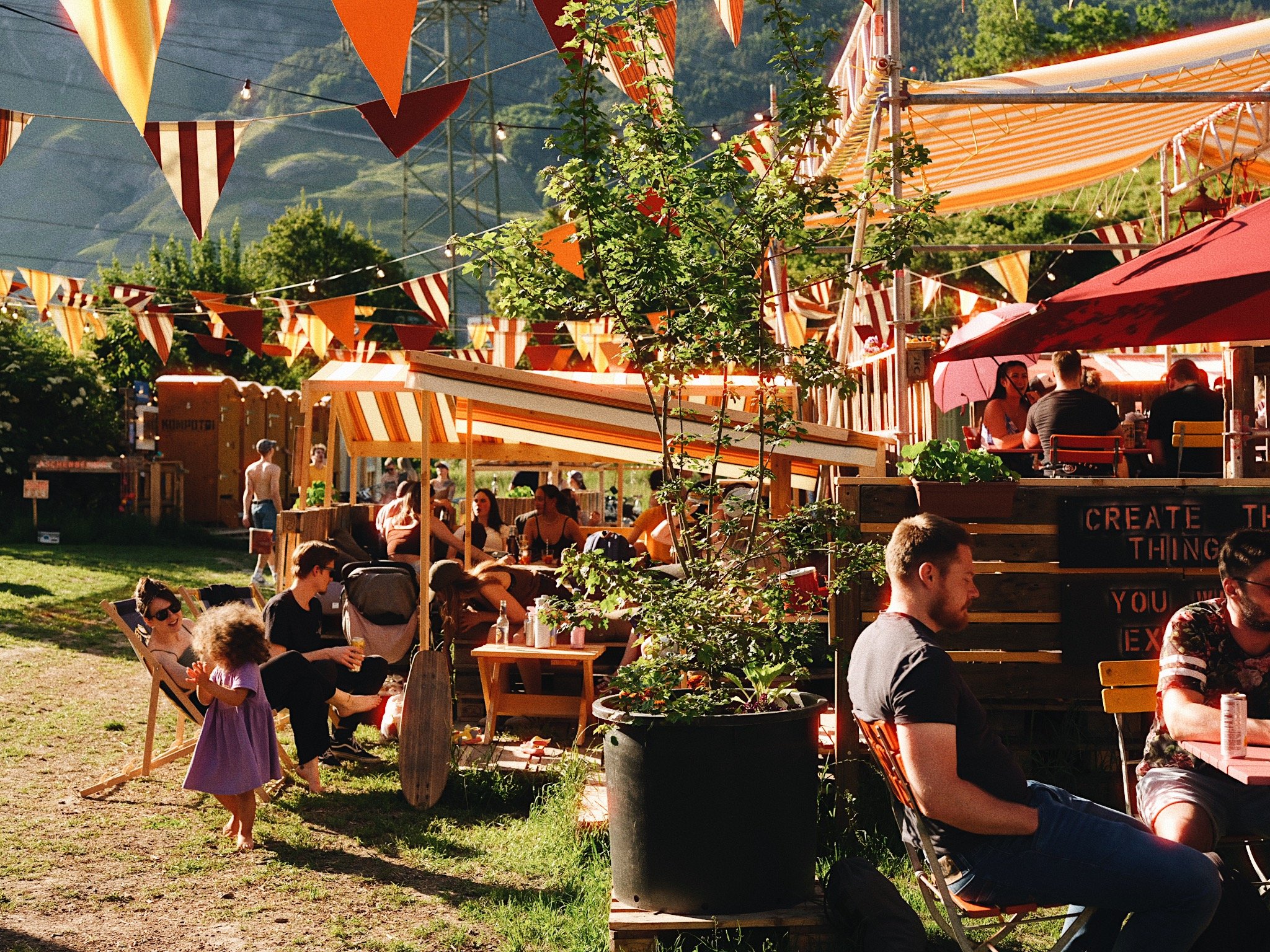 Polenta7000 al sole, diverse persone a tavola.