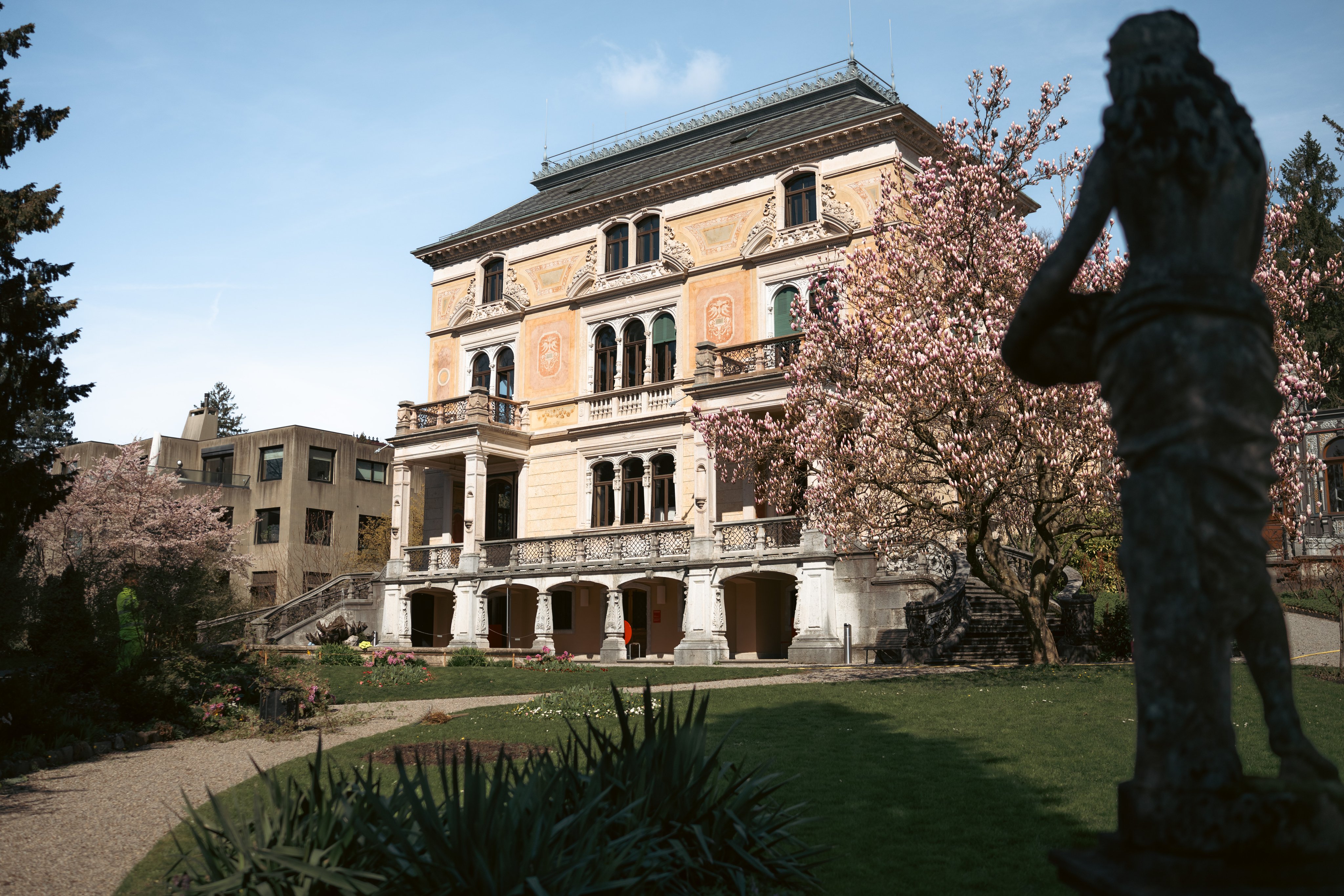 Une villa de style historiciste au cœur d’un parc verdoyant et fleuri. 