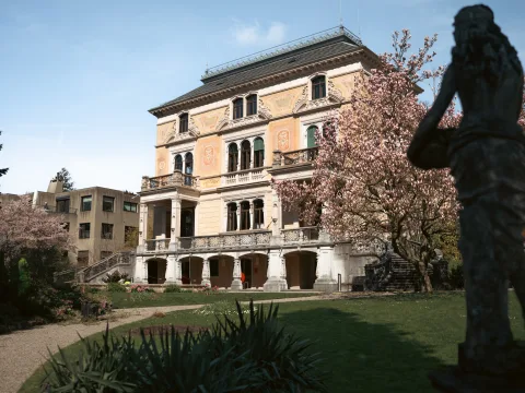 Une villa de style historiciste au cœur d’un parc verdoyant et fleuri.