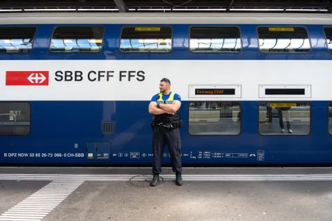 Transportpolizist und Schwinger Samir Leuppi steht vor einem ESAF-Extrazug