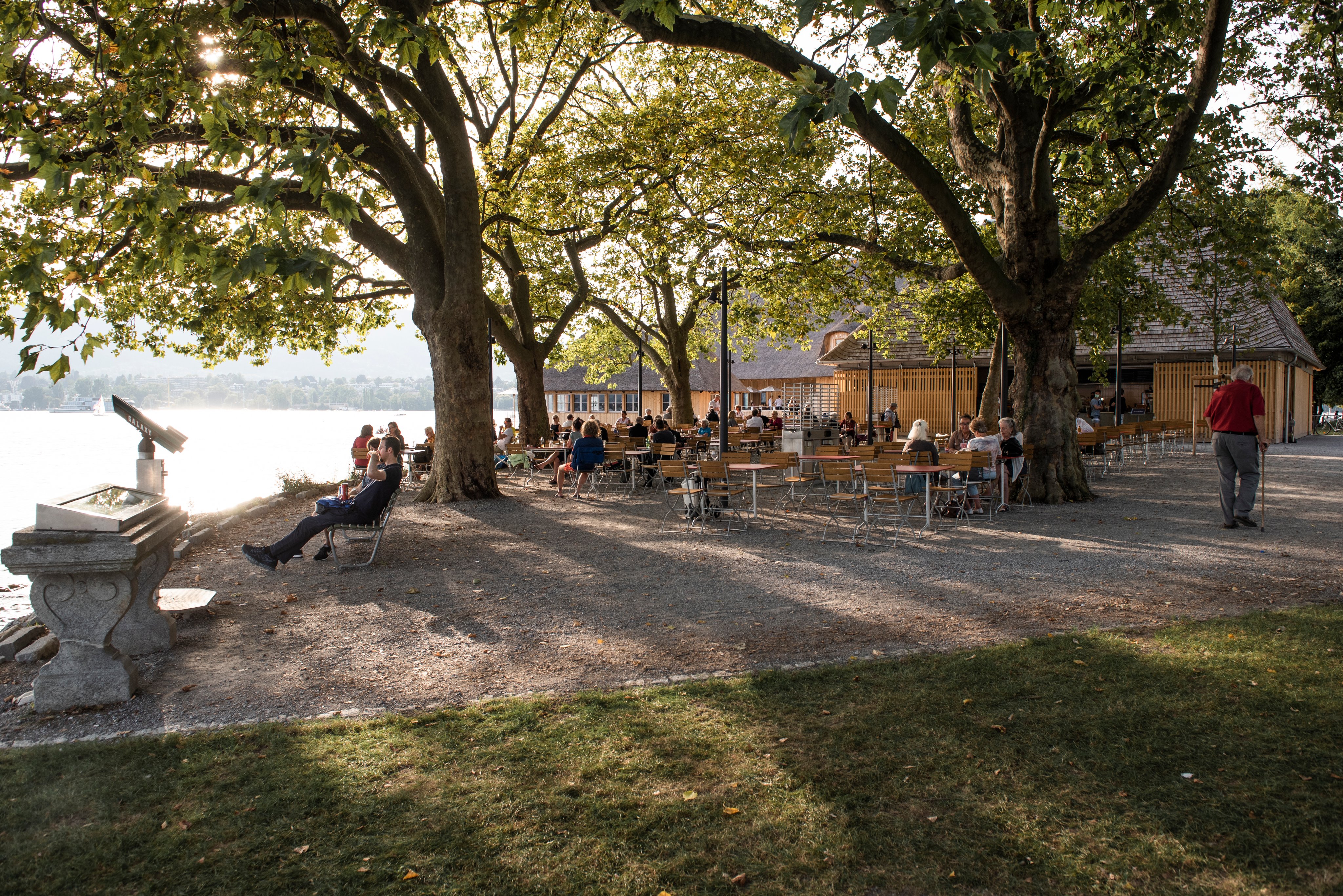 Aussenrestaurant Fischergarten bei Abendstimmung, im Hintergrund der See