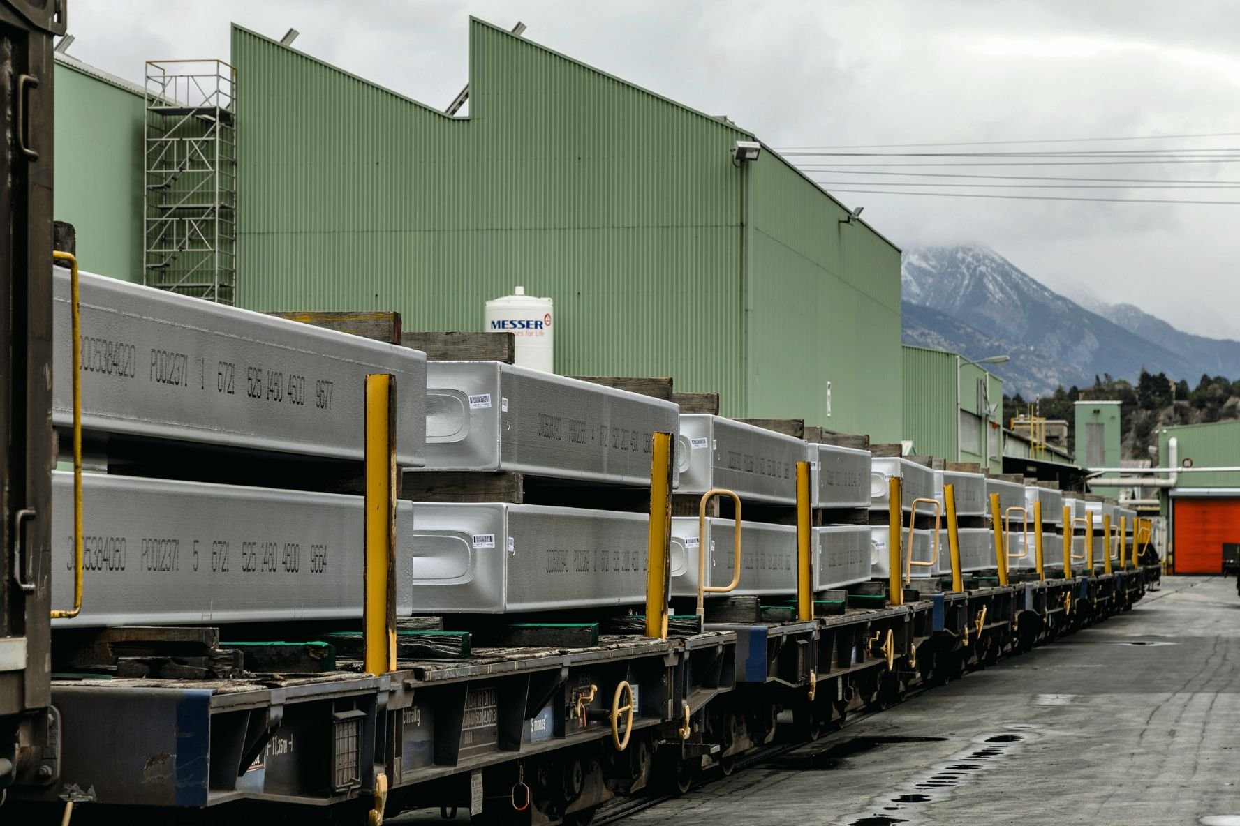 Lingotti di alluminio su carri merci.