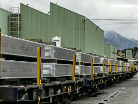 Lingotti di alluminio su carri merci.