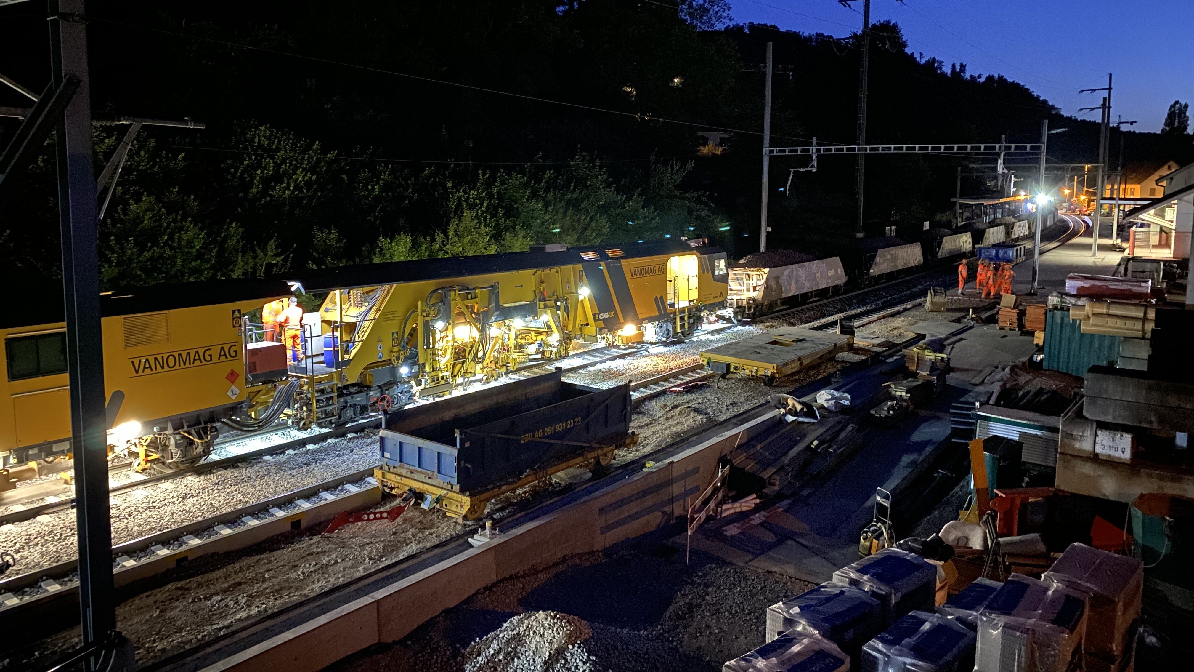Une bourreuse lors de travaux de nuit à la gare de Grellingen.