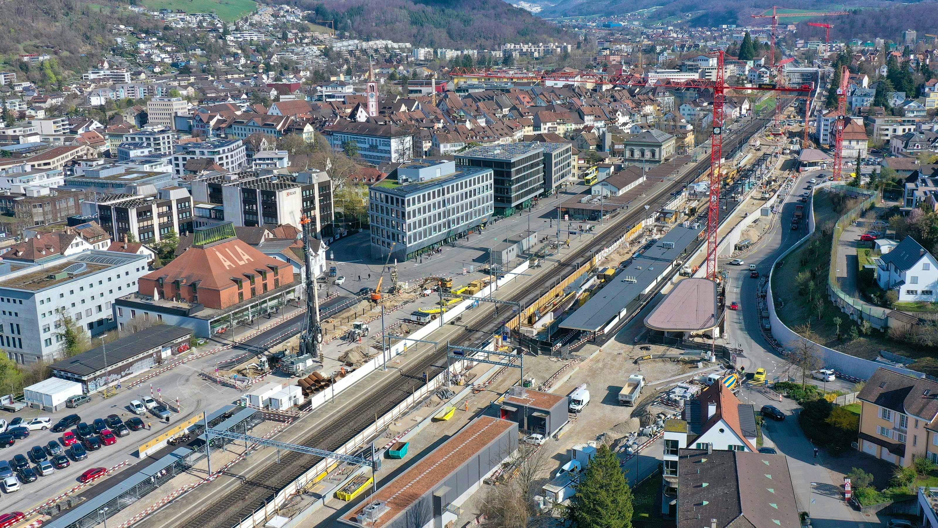 Luftaufnahme der Bauarbeiten des Bahnhofareal Liestal im April 2022.
