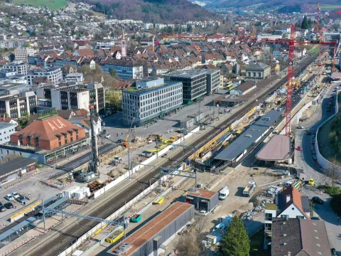 Luftaufnahme der Bauarbeiten des Bahnhofareal Liestal im April 2022.