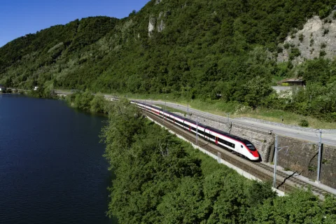 Un treno Giruno transita lungo il lago a Melide.