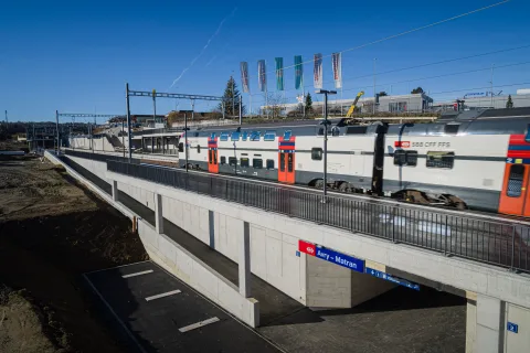 Un train passe en gare d'Avry-Matran