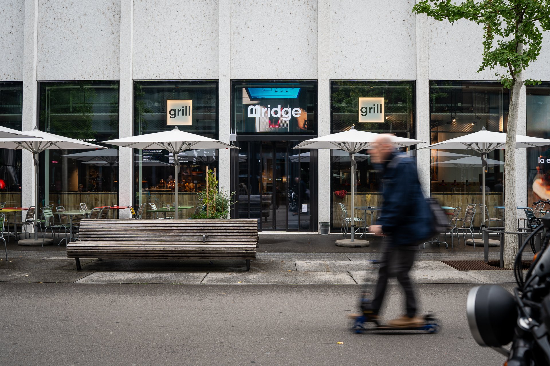 Il ristorante Bridge sull’Europaallee a Zurigo fotografato dall’esterno.