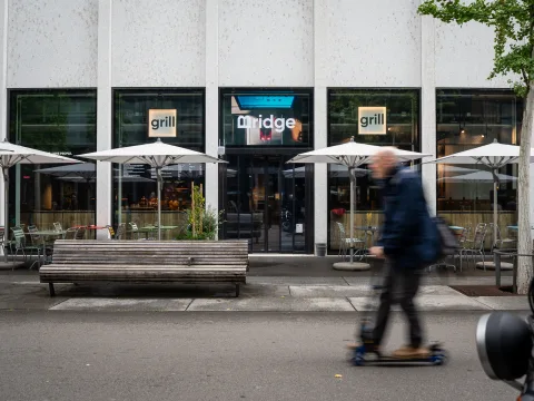 Il ristorante Bridge sull’Europaallee a Zurigo fotografato dall’esterno.