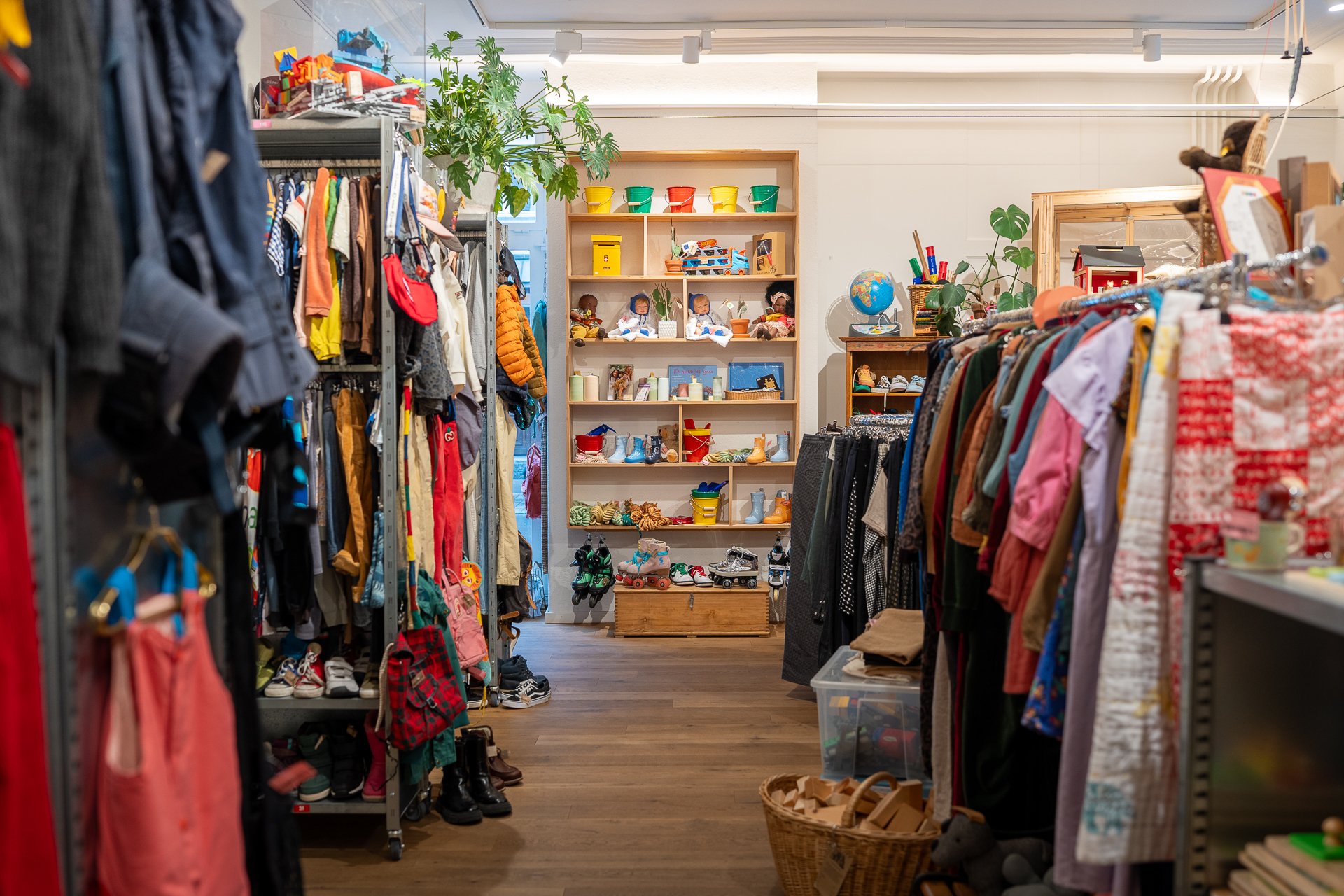 Kinderkleider im Secondhand Laden Rosa Quartier. 