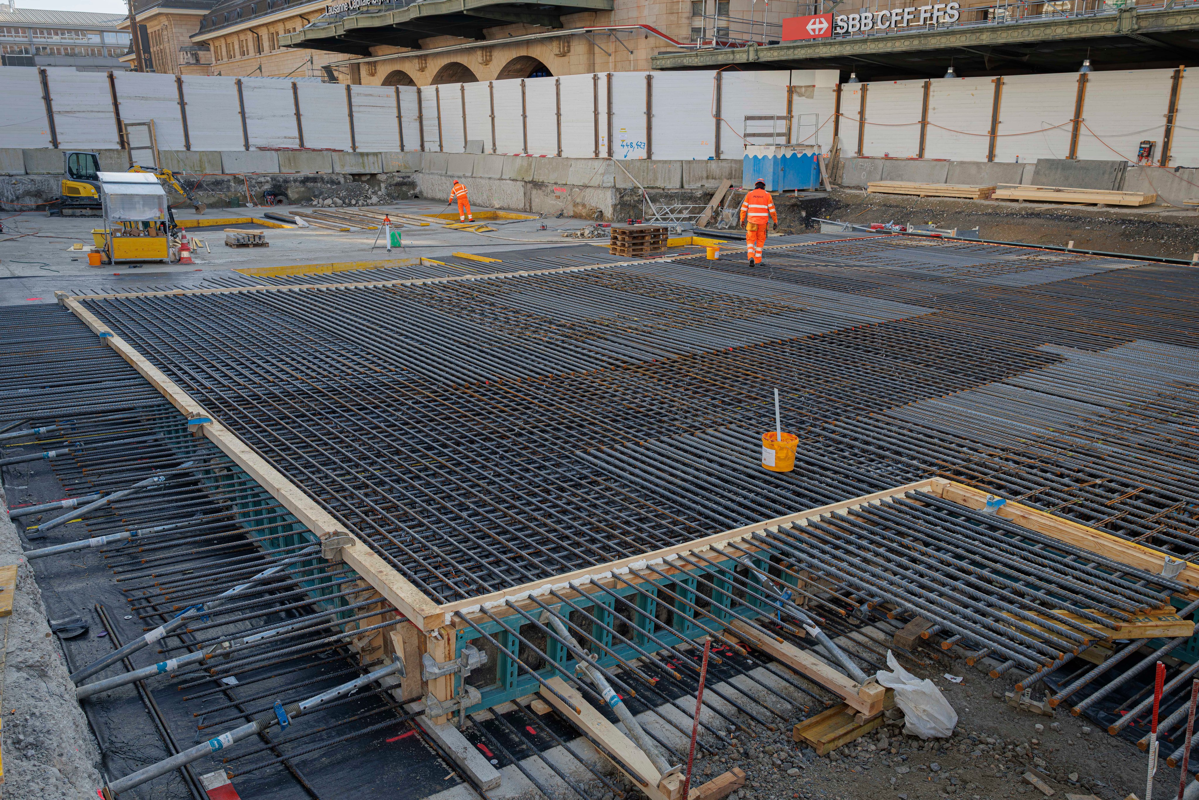 Vue de l'armature avant la pose de béton sur la place de la gare.