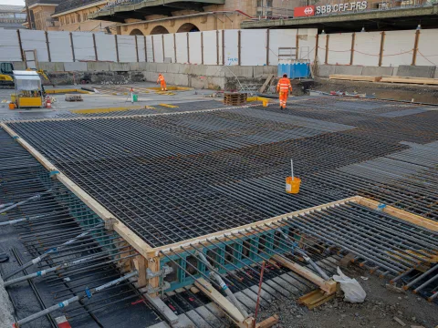 Vue de l'armature avant la pose de béton sur la place de la gare.