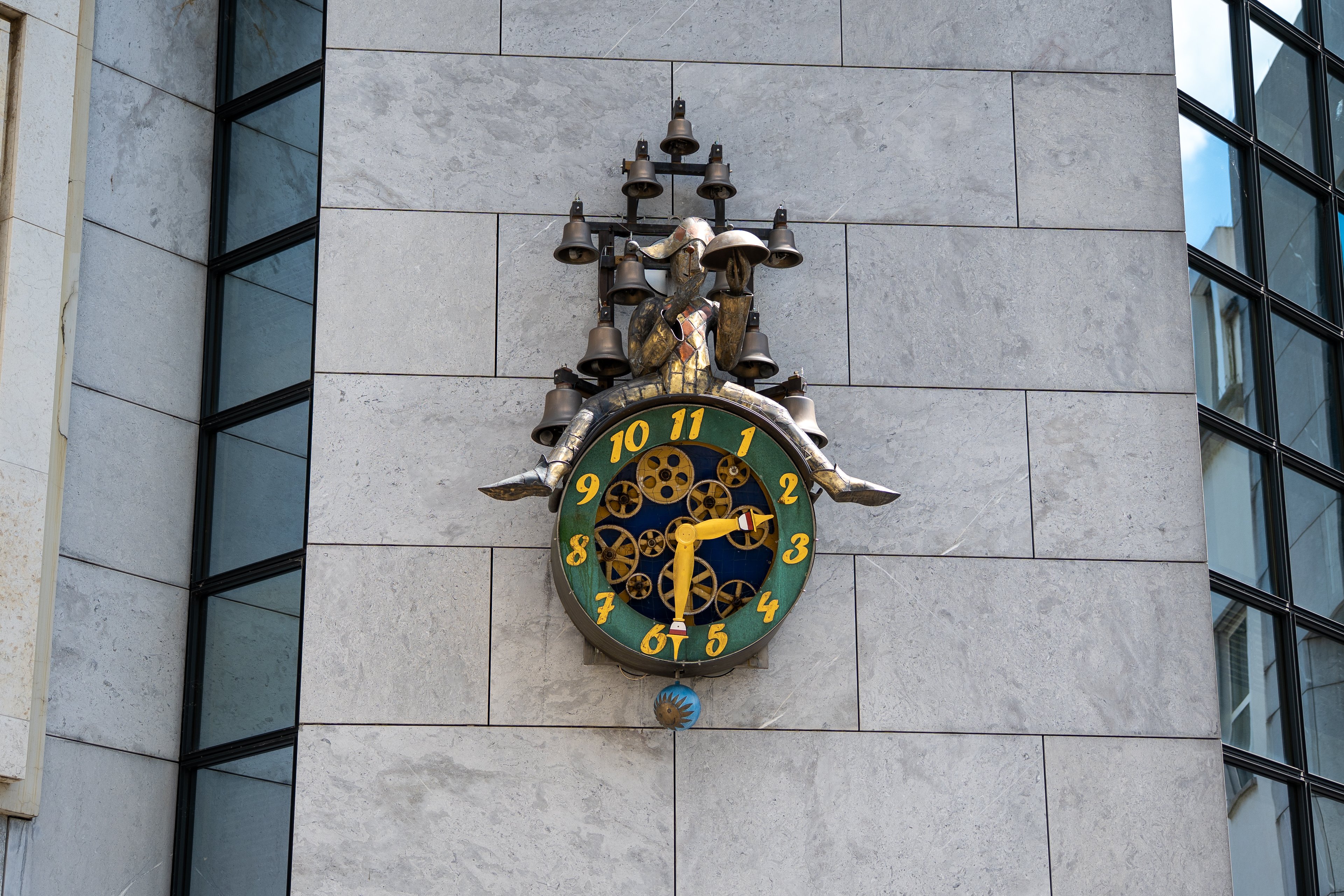 Eine Uhr an einer Wand, auf deren Zifferblatt die Zahlen eins bis elf angebracht sind.