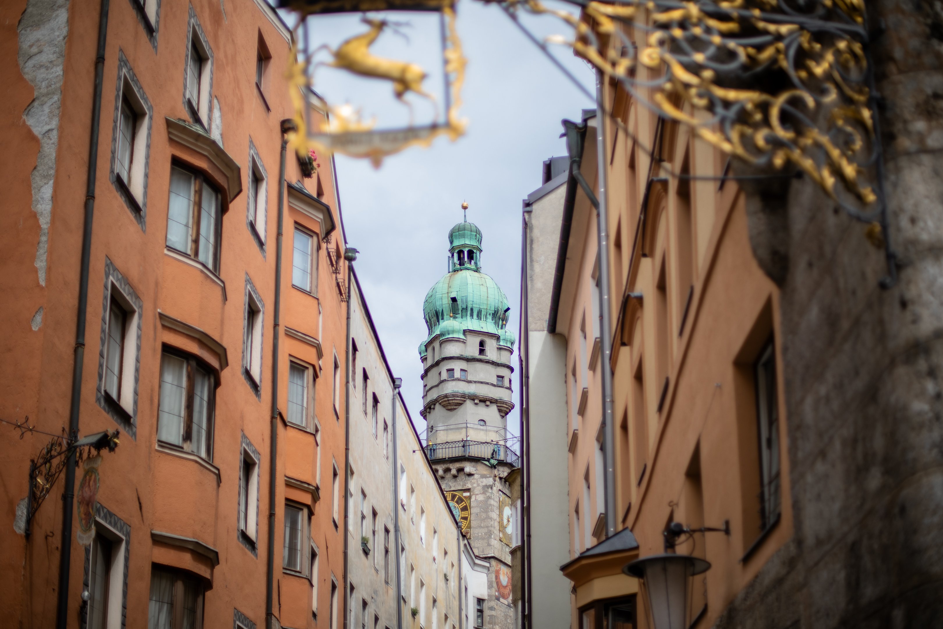 Vista sulla Torre civica da un vicolo.
