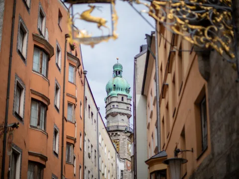 Vista sulla Torre civica da un vicolo.