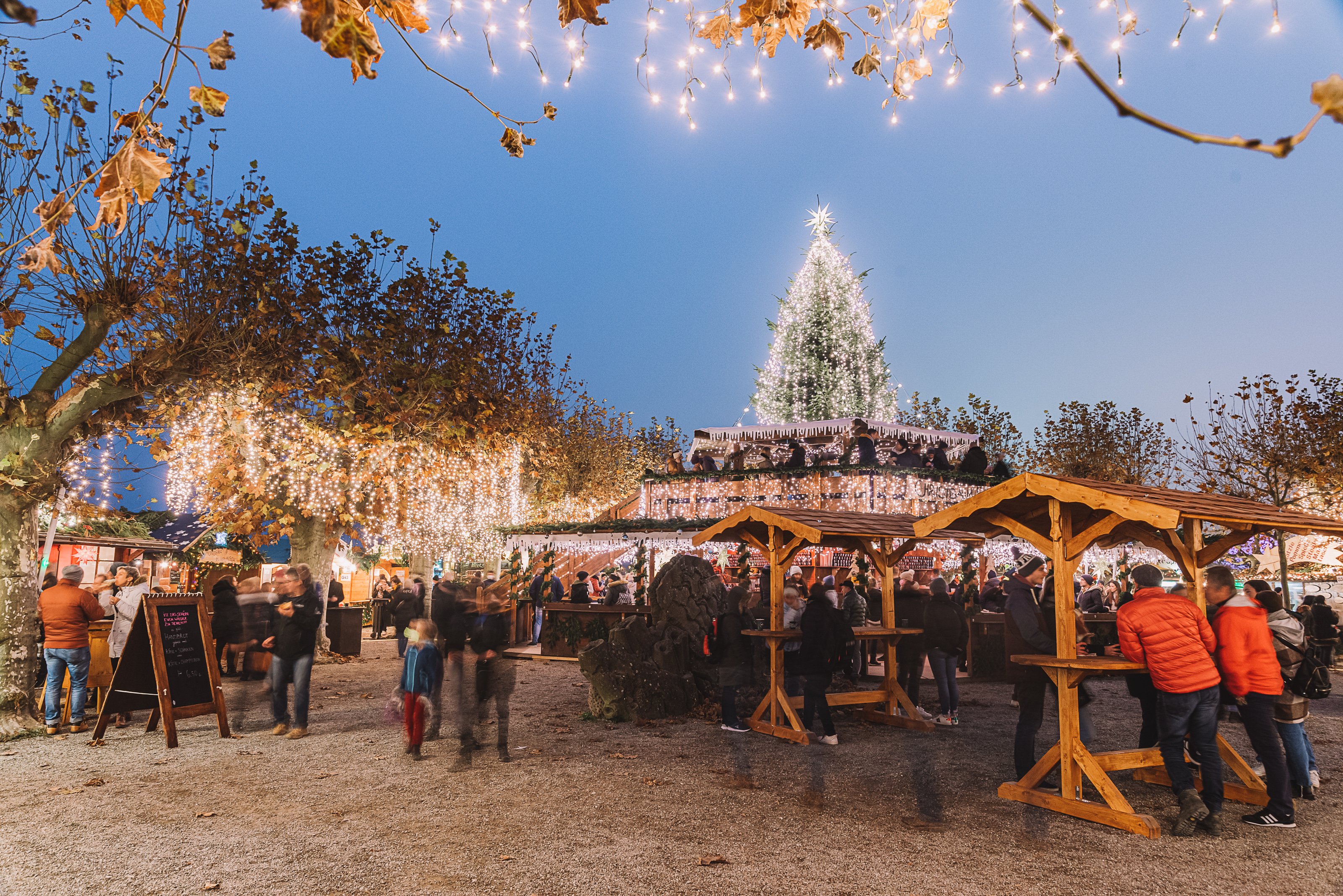 Illuminations dans les arbres et sur les stands.