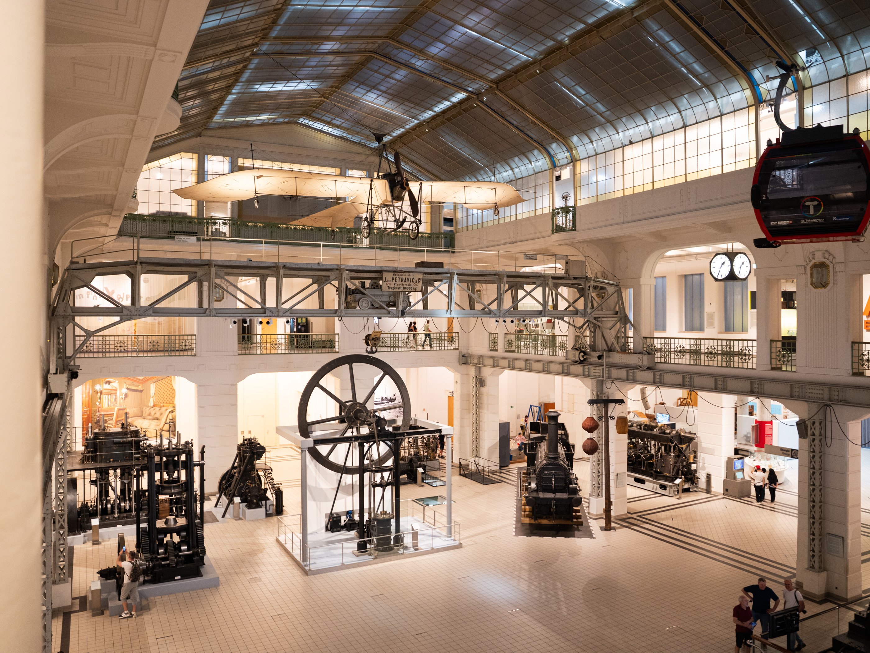 La grande sala espositiva del Museo della tecnica di Vienna con macchine, locomotive e velivoli del passato.