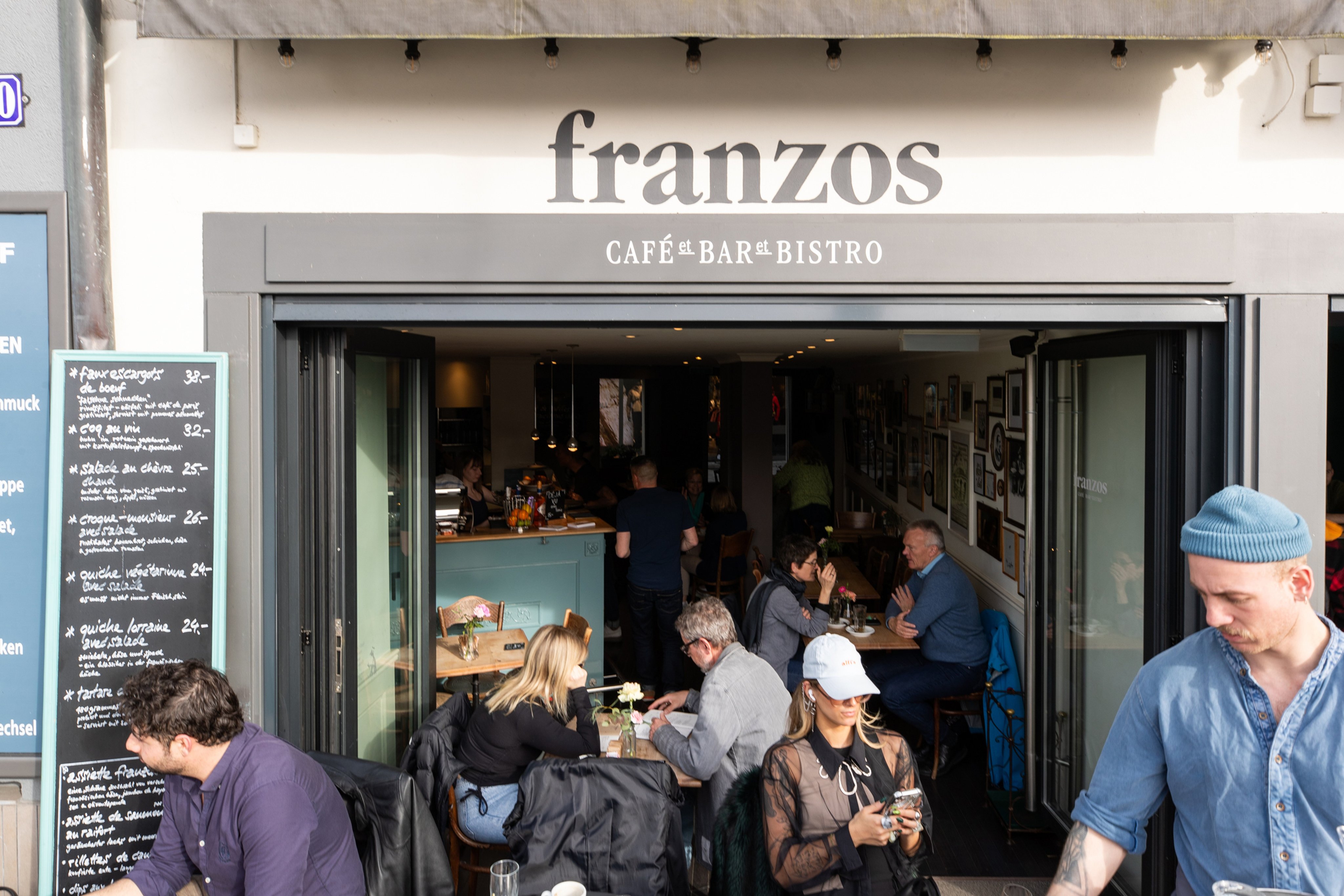 Bistro Franzos fotografato dall’esterno con ospiti seduti ai tavolini.