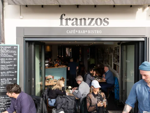 Bistro Franzos fotografato dall’esterno con ospiti seduti ai tavolini.