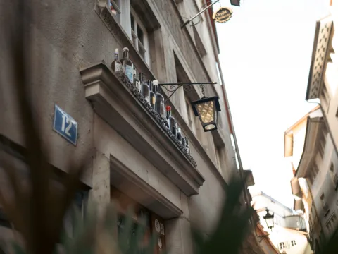 Une vieille lanterne au gaz suspendue à la façade d’une maison, au-dessus d’une porte.