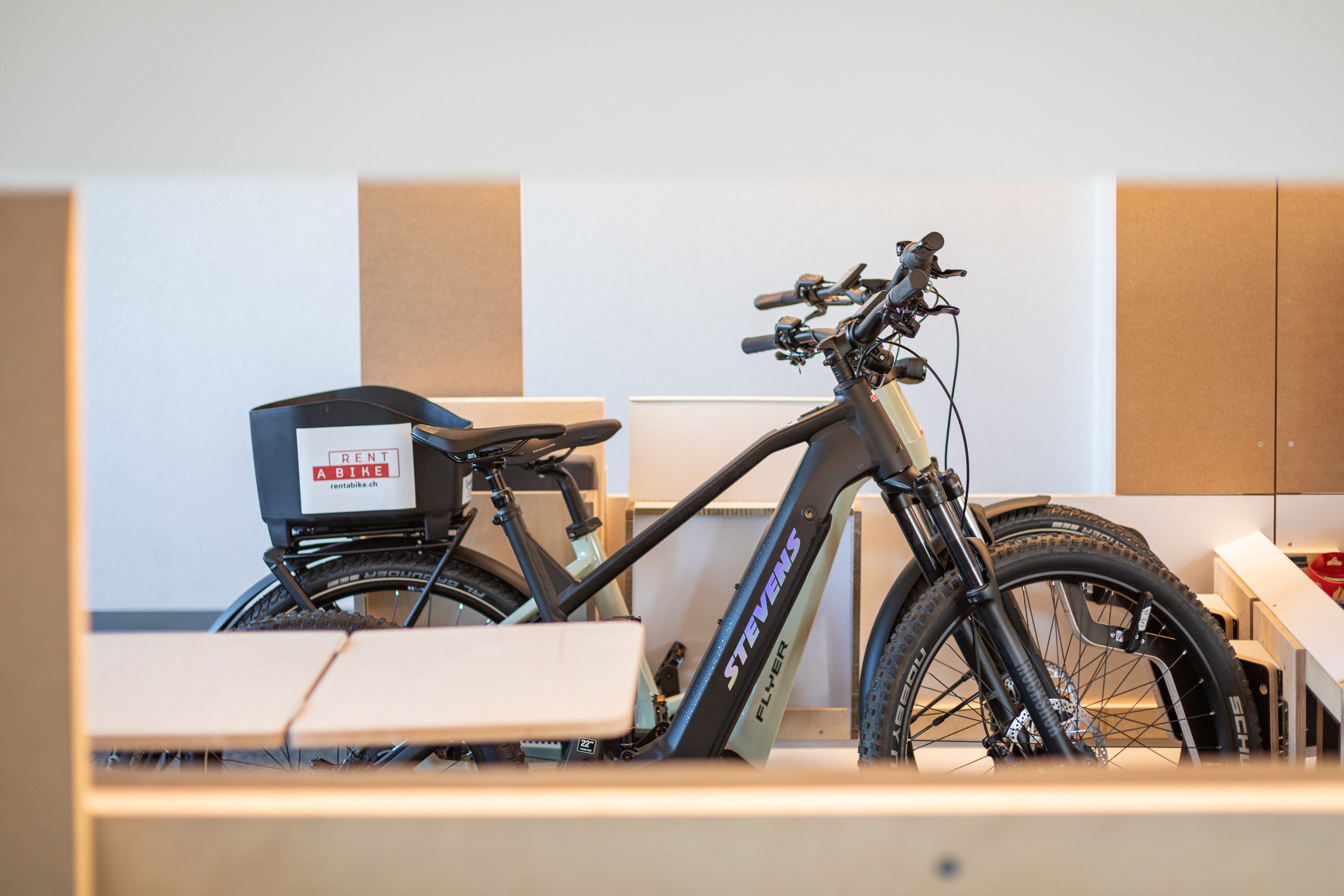 Veloplätze mit Sitz- und Arbeitsplätzen im Modell