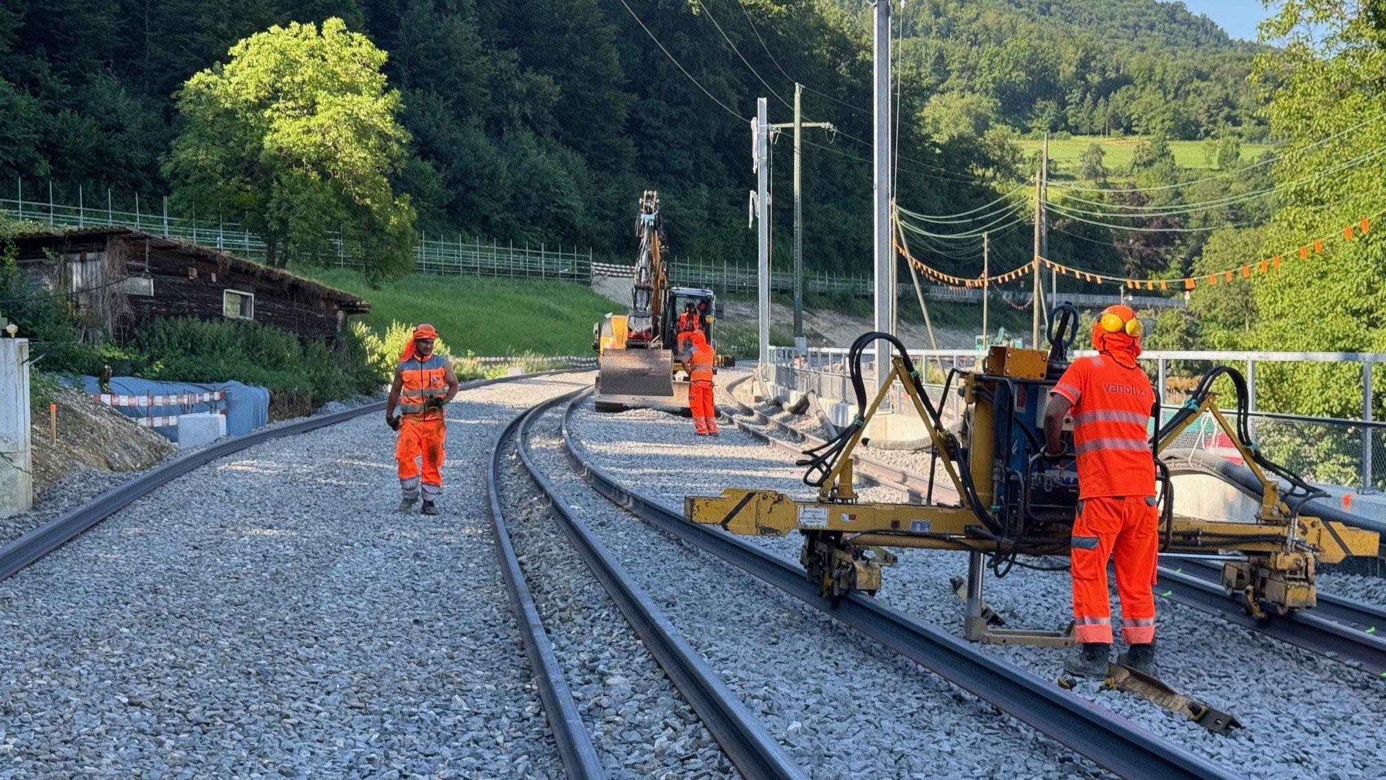 Trois ouvriers posant de nouveaux rails.