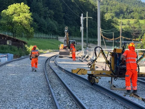 Trois ouvriers posant de nouveaux rails.