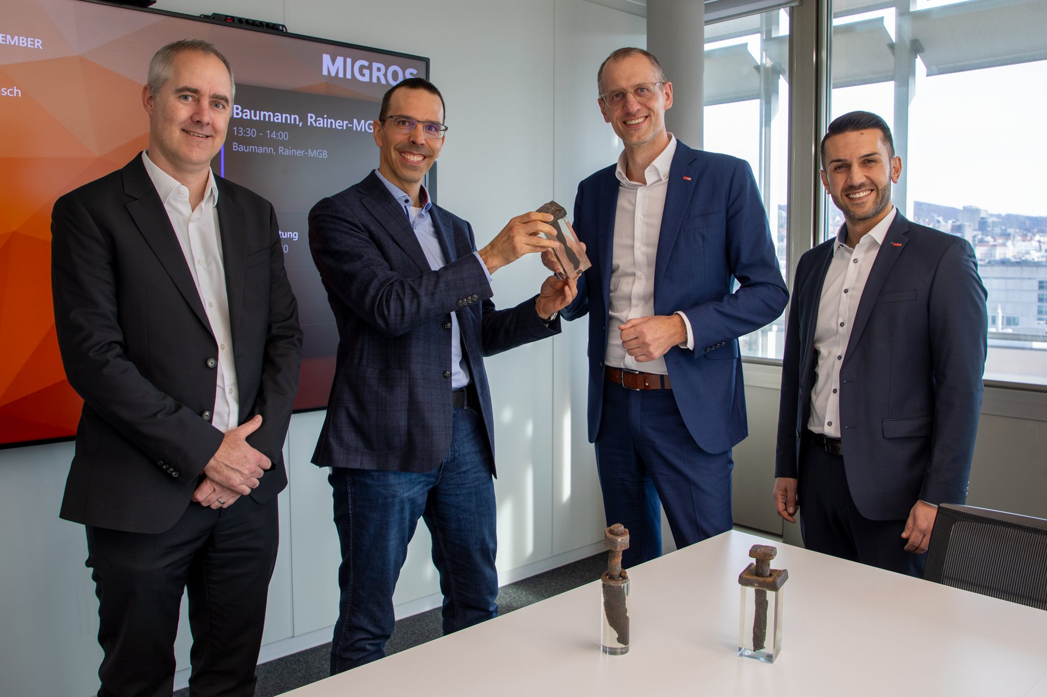 Rappresentanti della Migros e delle FFS alla firma del contratto decennale