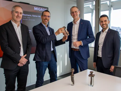 Rappresentanti della Migros e delle FFS alla firma del contratto decennale