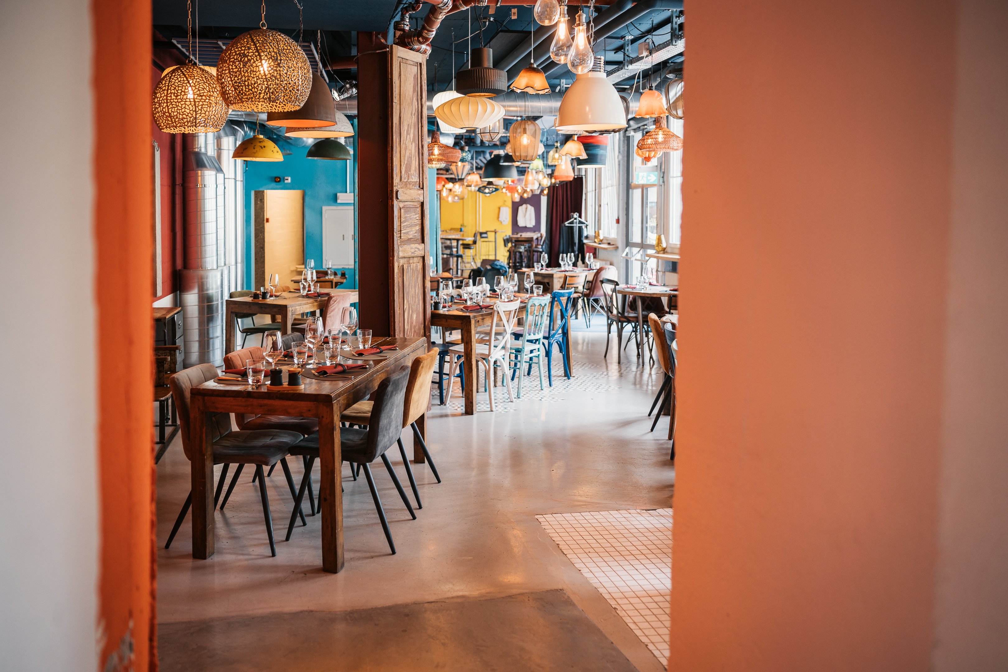 Tavoli apparecchiati nel ristorante Kostbar.