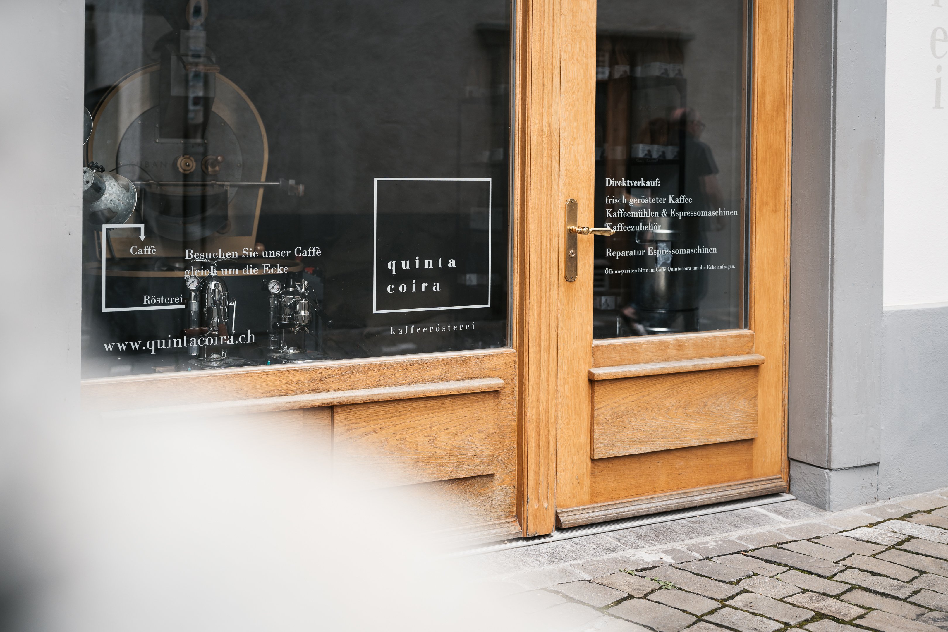 Ingresso del caffè Quintacoira nel centro storico della città.