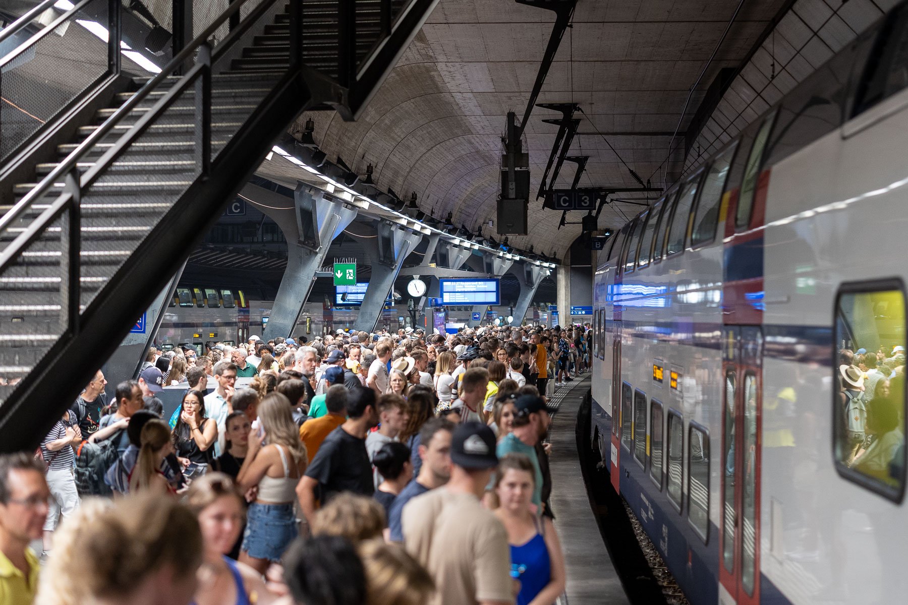 De nombreuses personnes attendent les trains spéciaux à la gare.