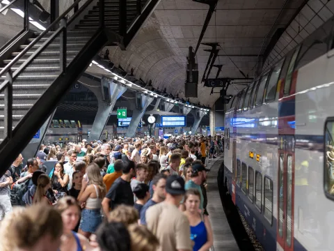 De nombreuses personnes attendent les trains spéciaux à la gare.