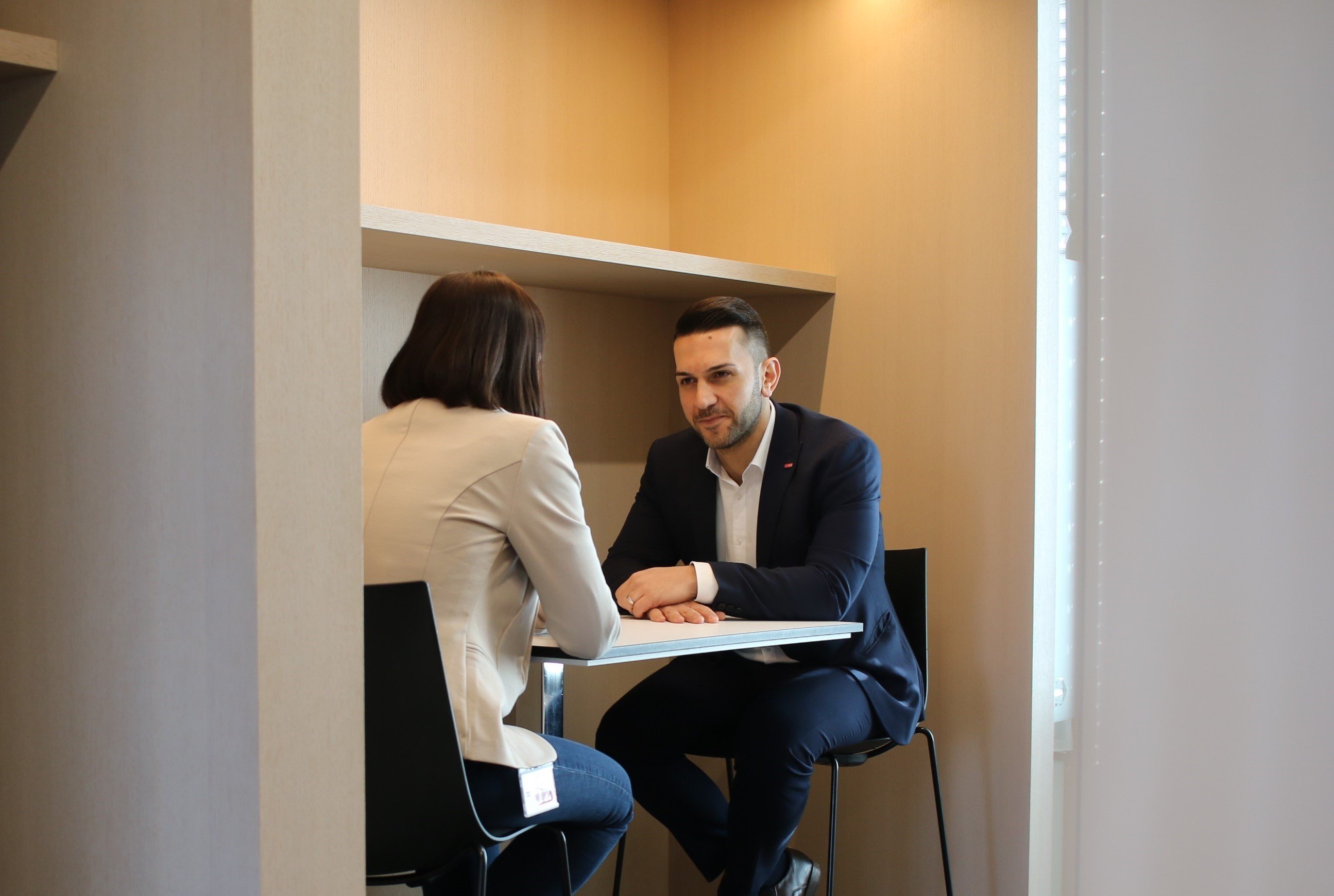 Un uomo e una donna siedono a un tavolo.