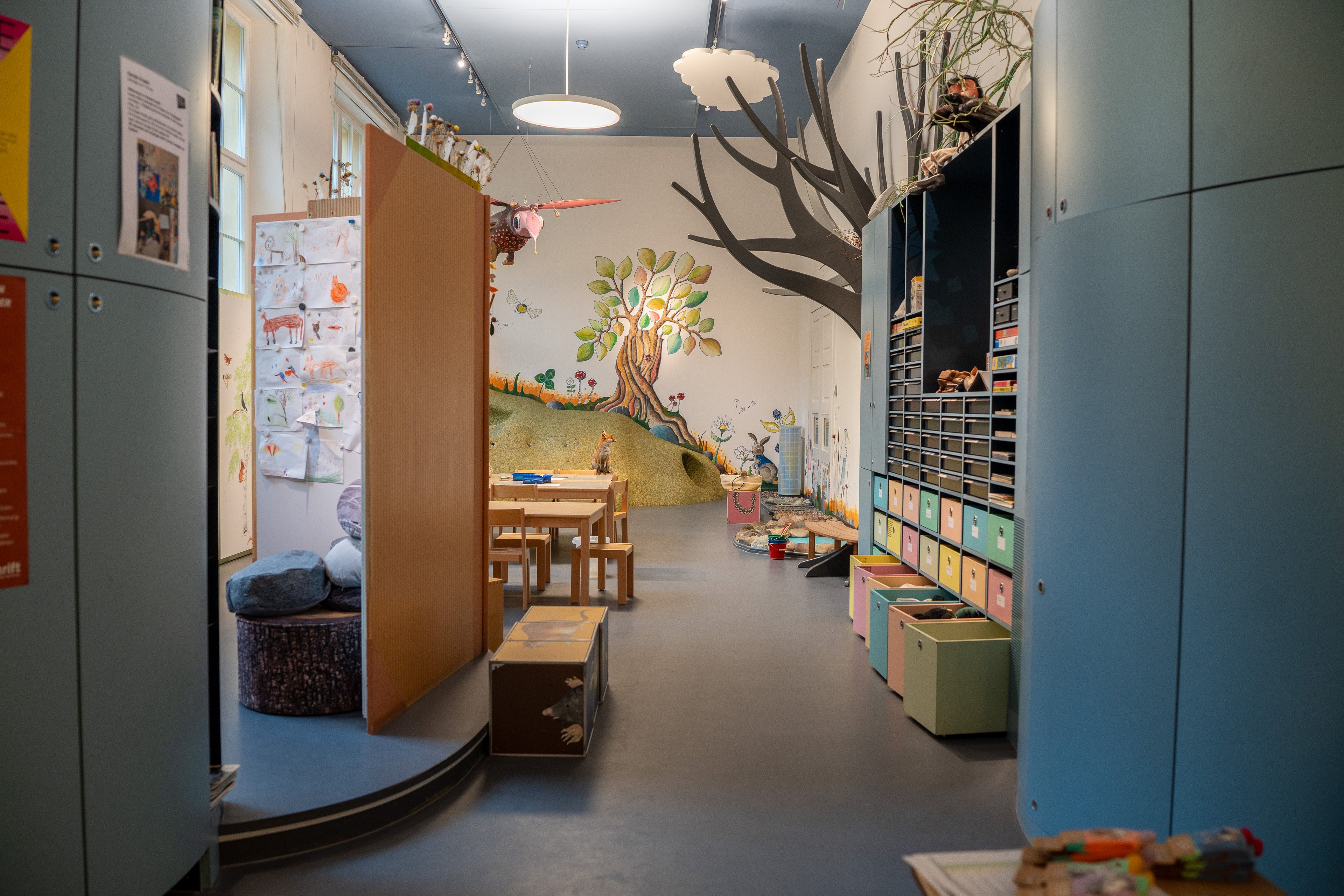 Blick in Keralas Kindermuseum in Winterthur mit Bastelstationen für Kinder. 