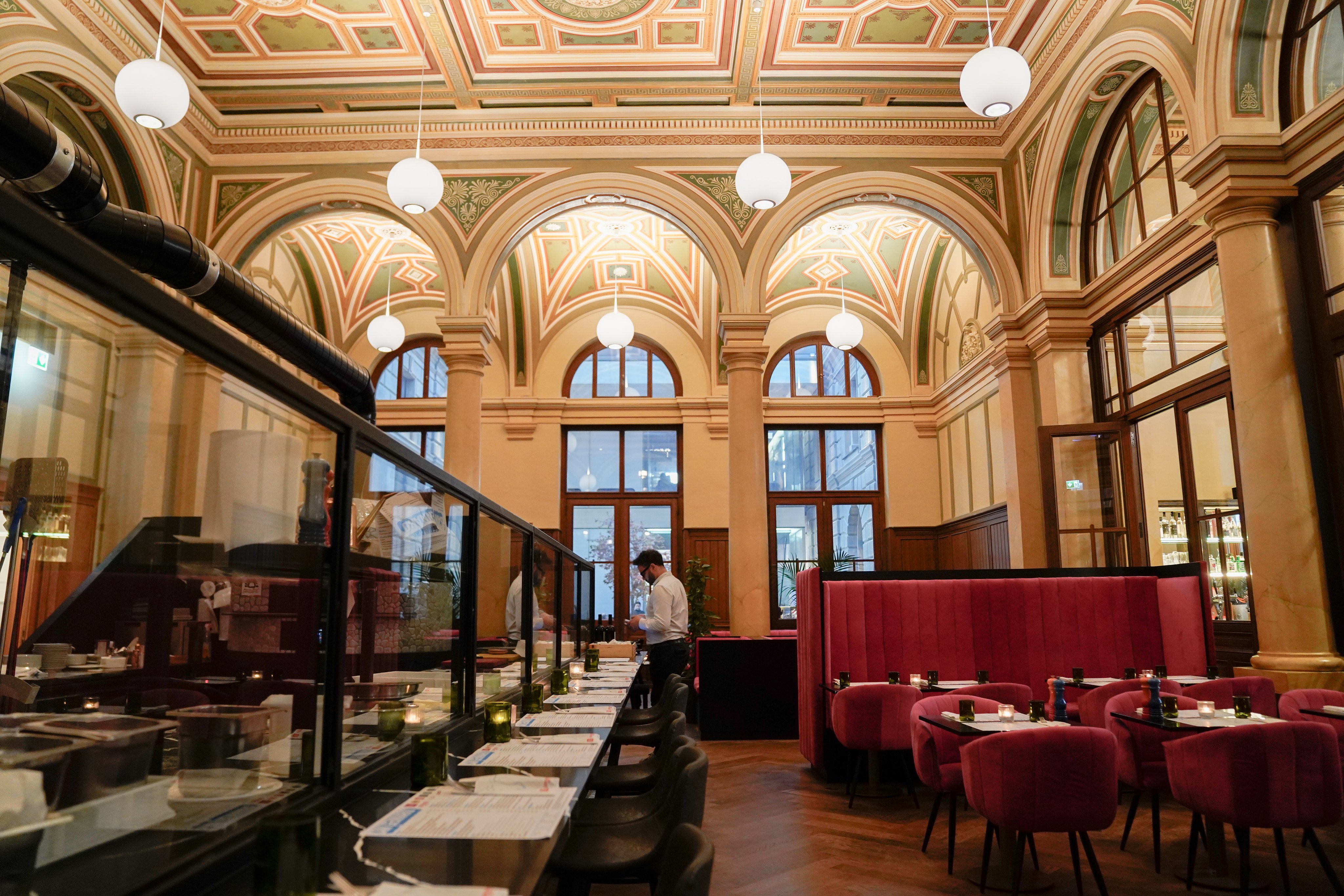 Interni del ristorante San Gennaro nella stazione centrale di Zurigo.