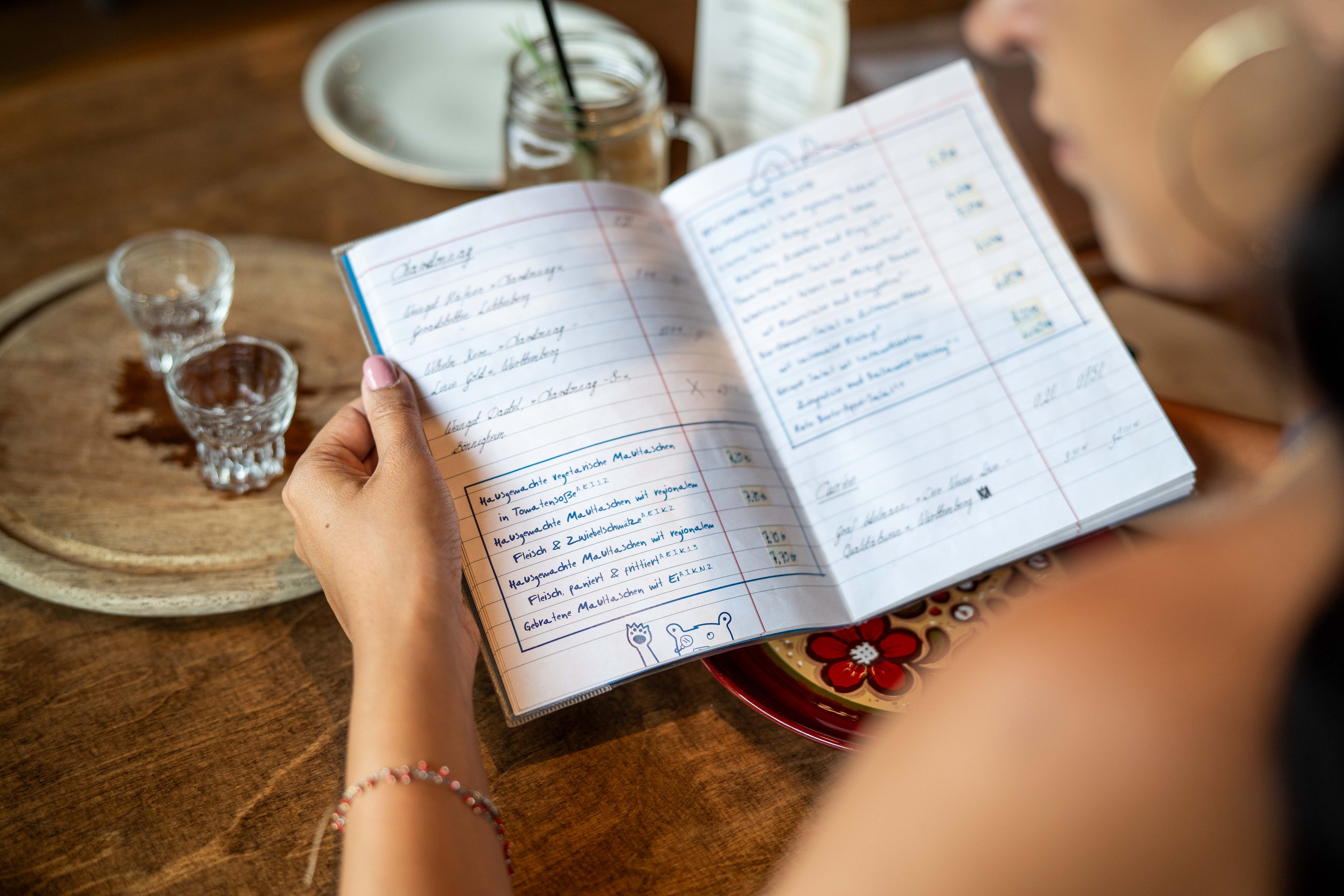 Une femme consulte le menu. 