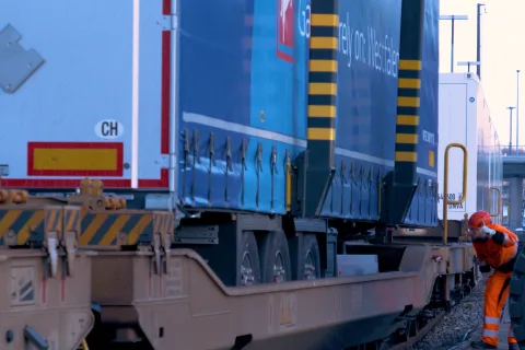 Au terminal de Dietikon, une semi-remorque est chargée sur un wagon.