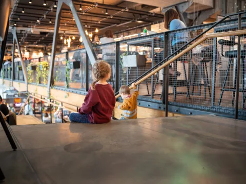 Zwei Kinder auf der Treppe des Restaurants Bridge.