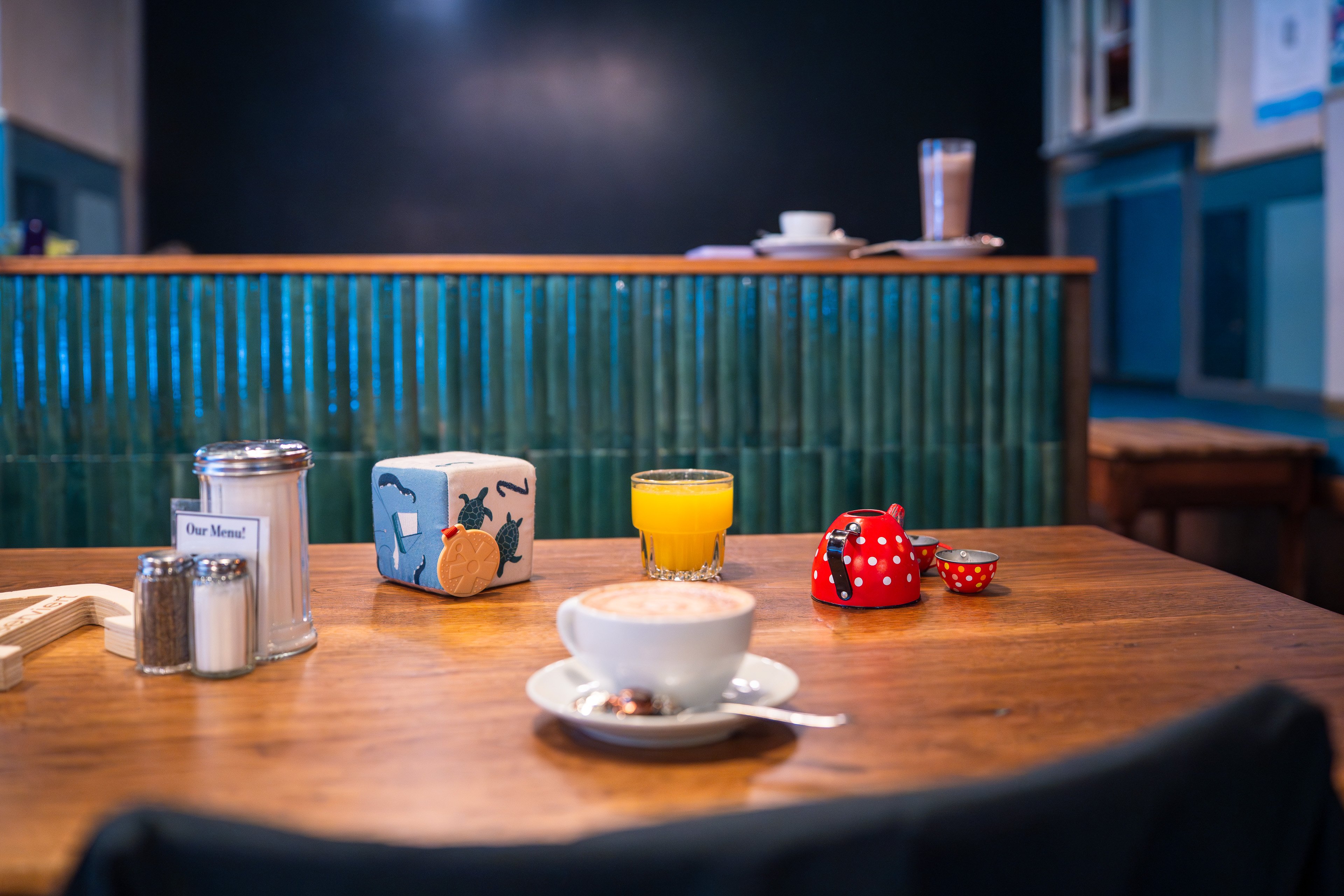 Kaffee und Orangensaft auf dem Tisch im Kafi für dich. 