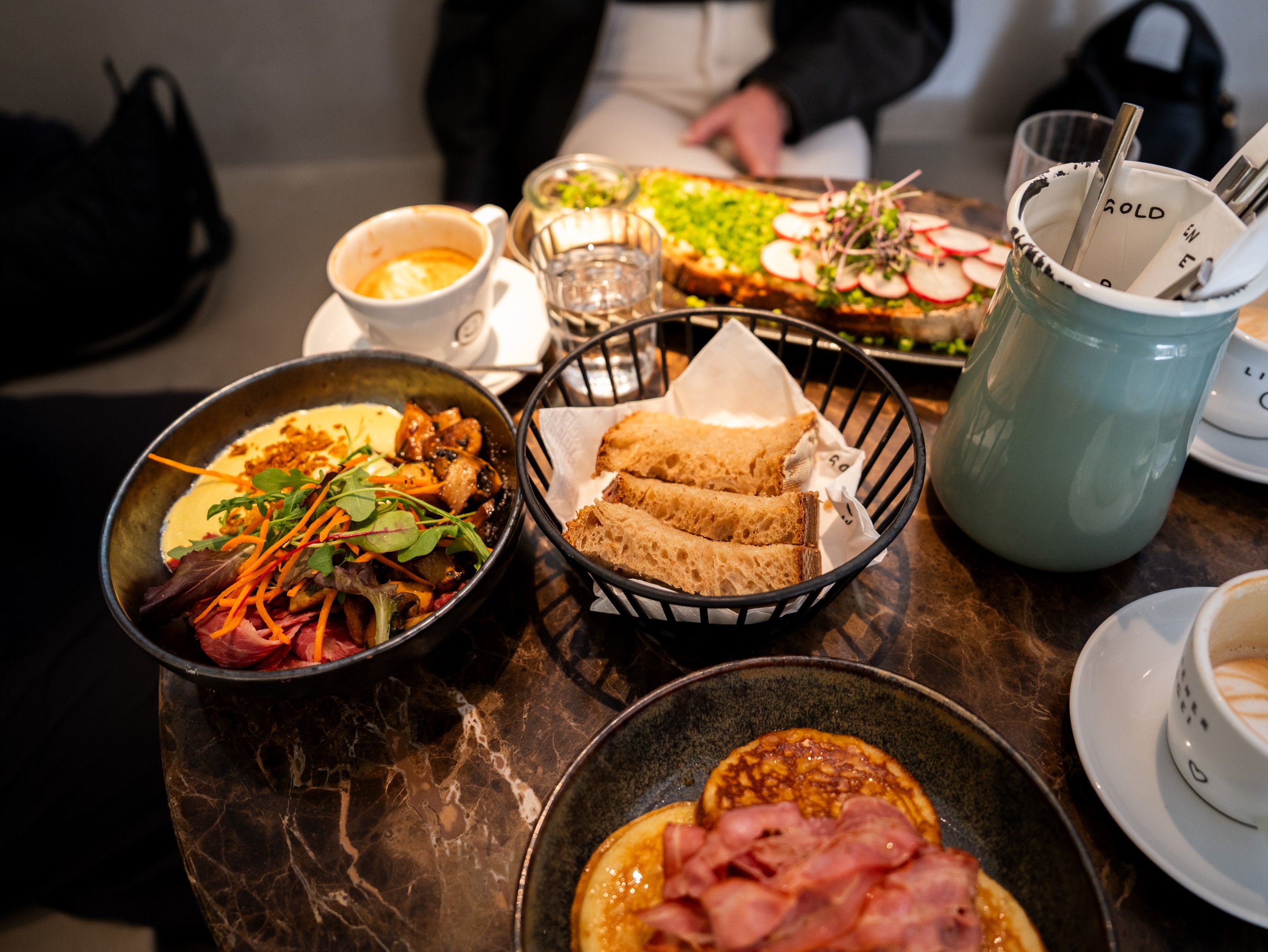 Il goldener papagei di Vienna serve a colazione specialty coffee, pancake, pane e altri piatti gustosi.