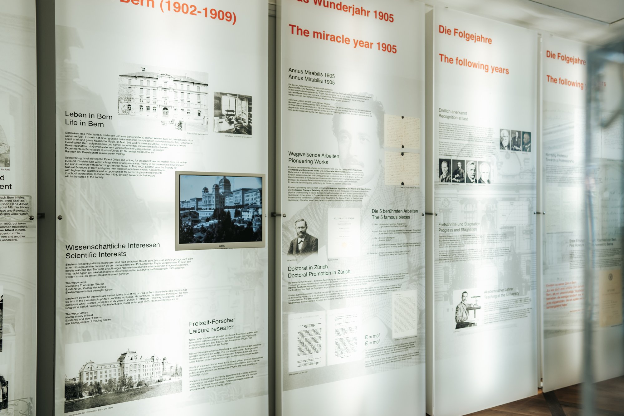 Aushänge im Museum über das Leben von Albert Einstein.