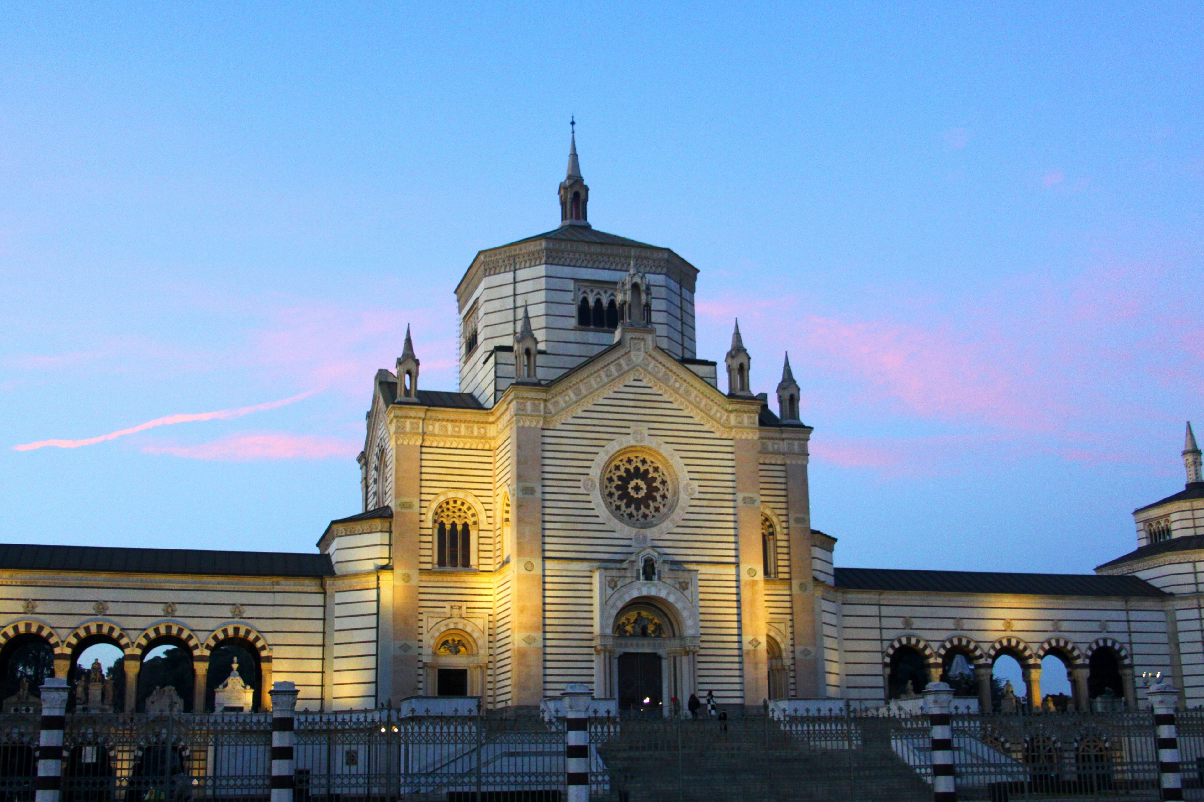 Un edificio simile a una chiesa.