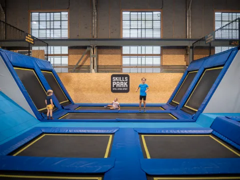 Drei Kinder auf dem Trampolin im Skills Park.