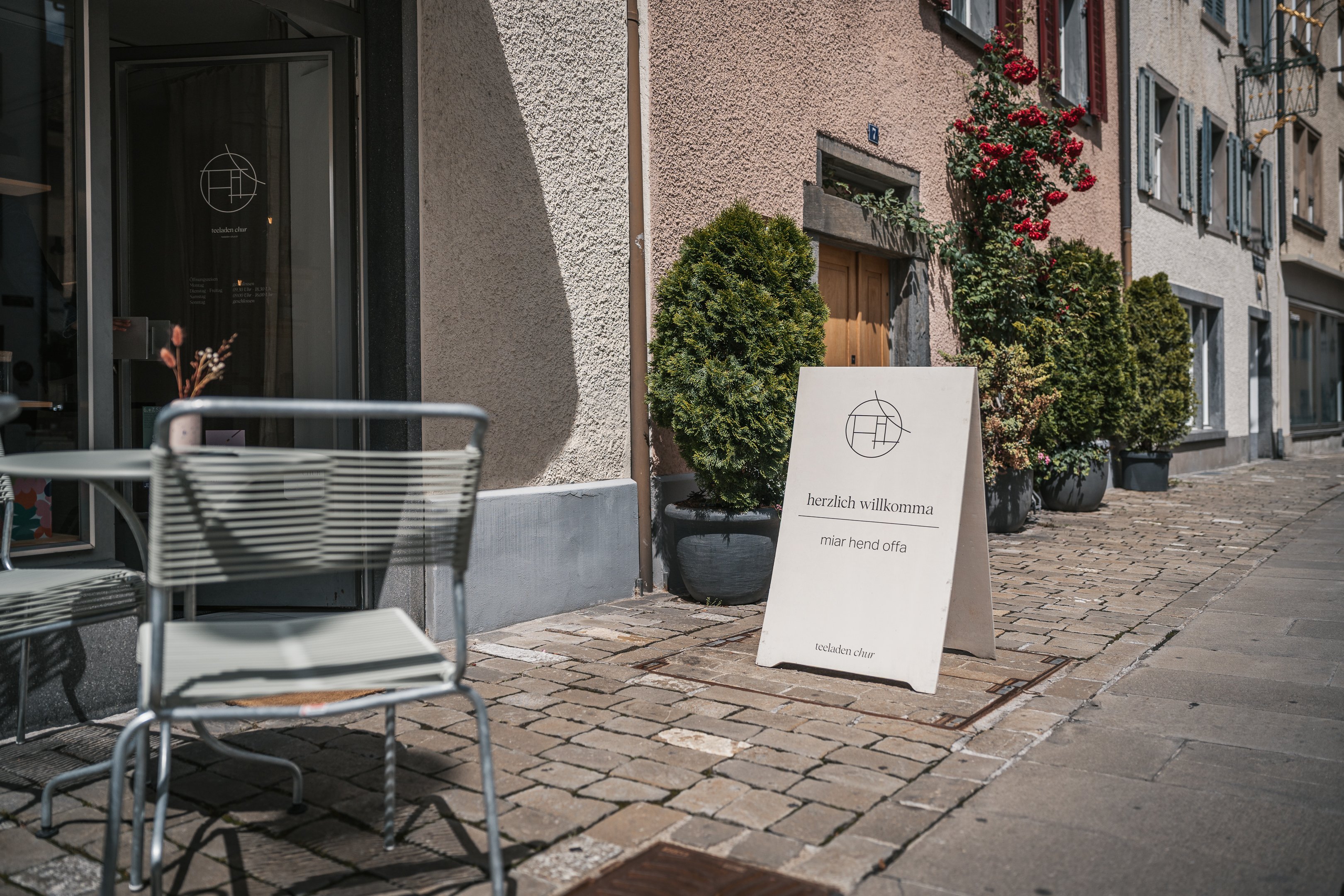 Insegna e ingresso del negozio Teeladen di Coira.