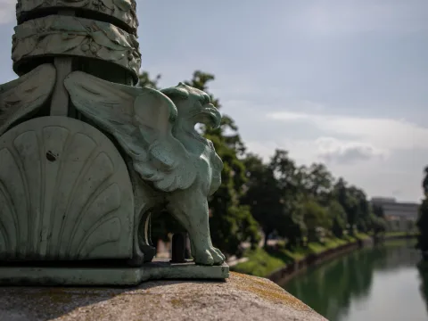 Ein Drachenstatue thront auf dem Gelände der Brücke.